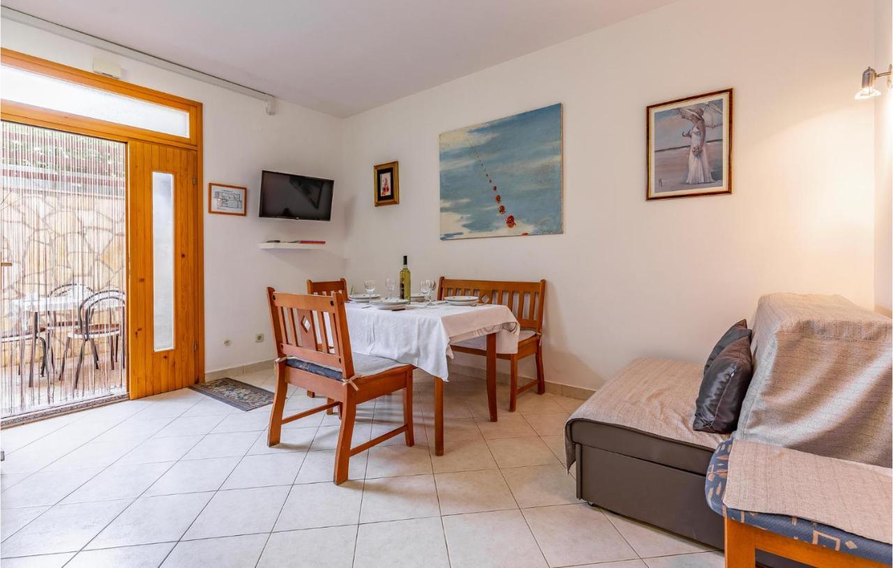 2 Bedroom Stunning Apartment In Rovinj Exterior foto