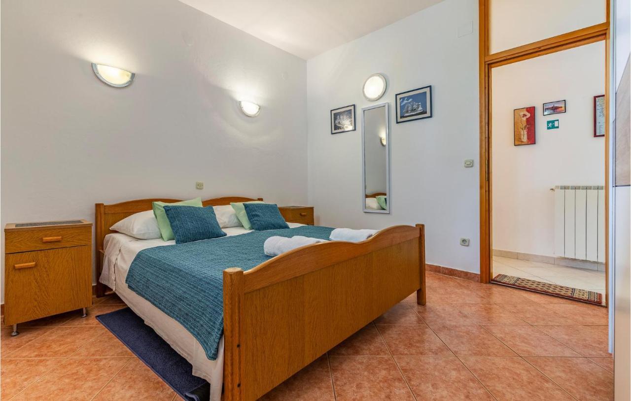 2 Bedroom Stunning Apartment In Rovinj Exterior foto
